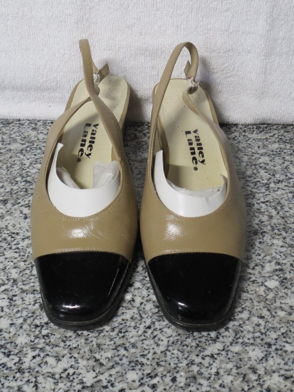 Gently Worn Valley Lane Size 8W Slingback Closed Toe Leather Pumps 2" Heels